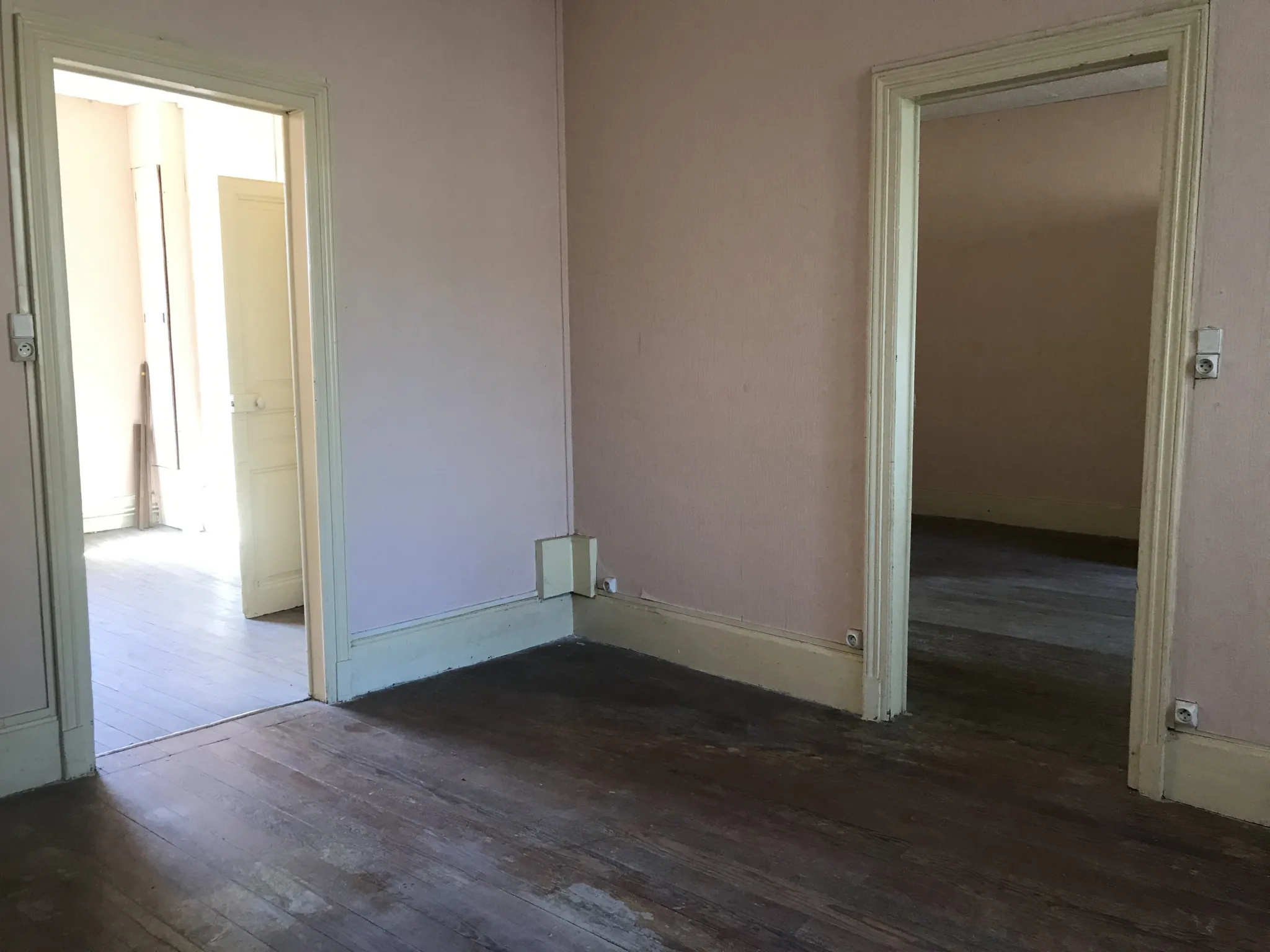 Appartement à aménager avec terrasse et parking à Gondreville 