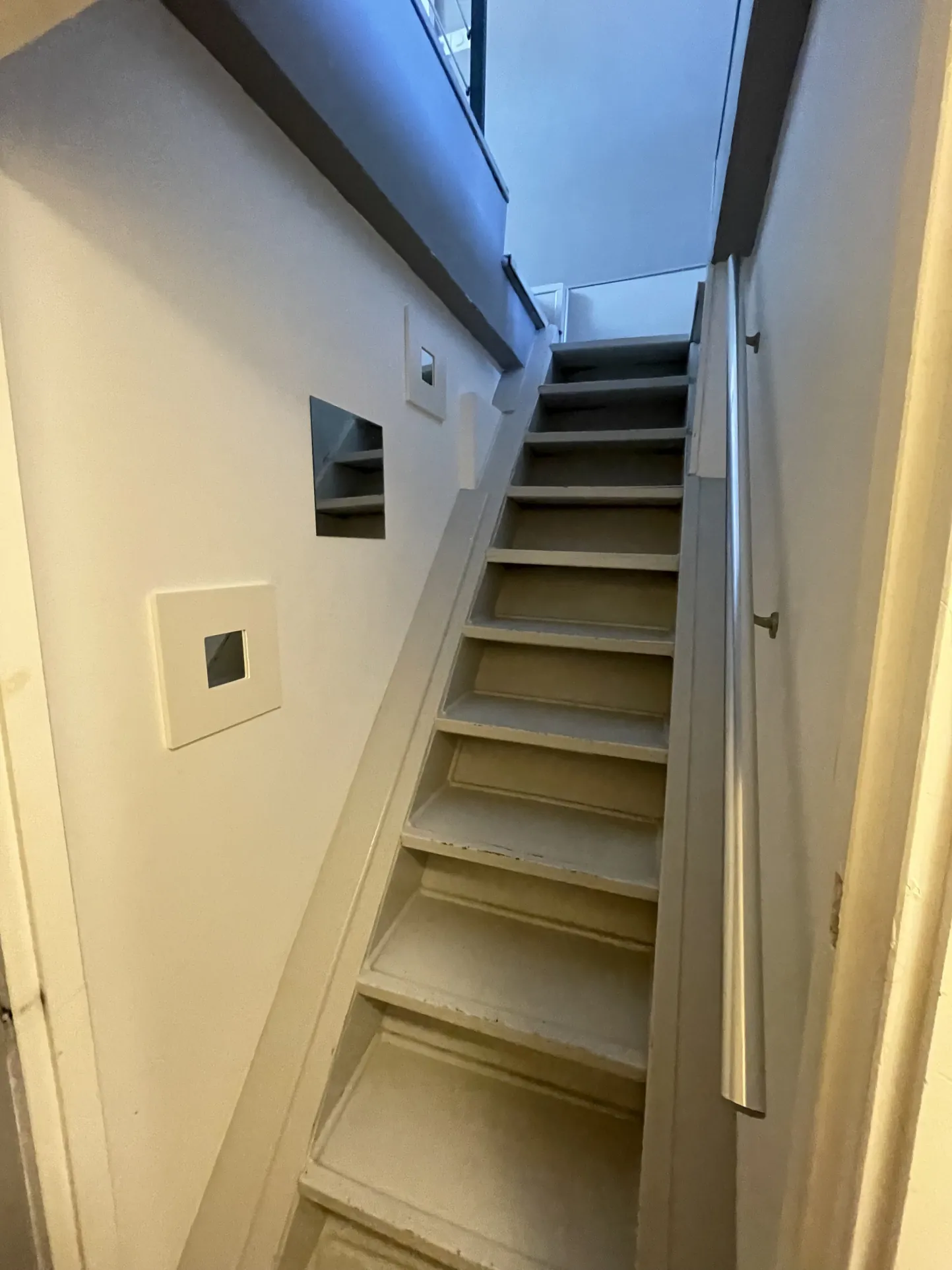 Immeuble à Dijon Centre-Ville avec 4 Appartements Meublés et Travaux à Prévoir 