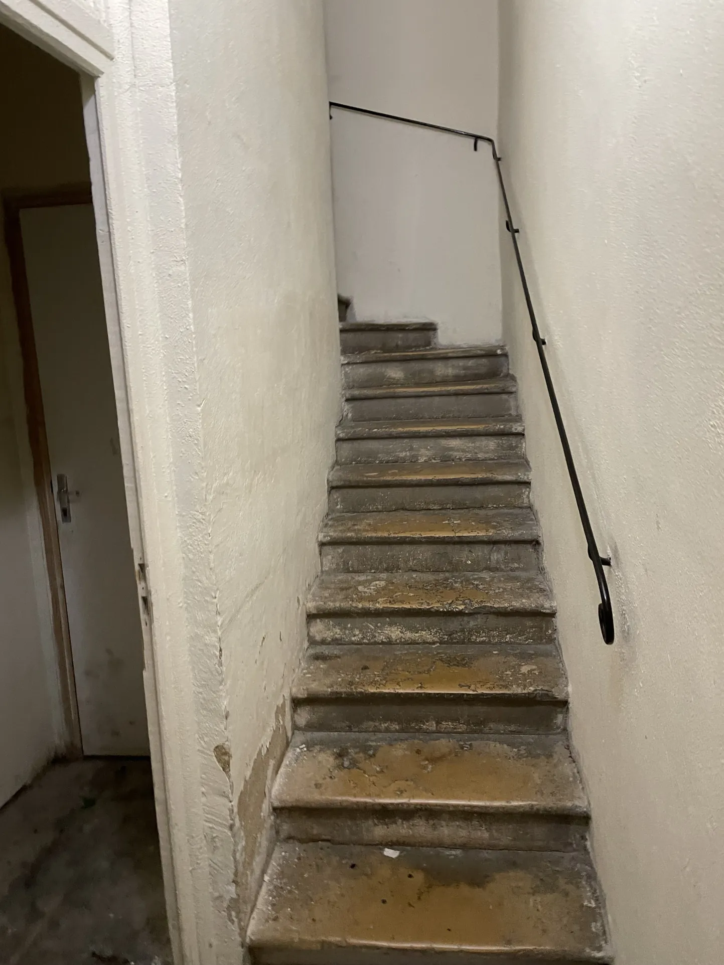 Immeuble à Dijon Centre-Ville avec 4 Appartements Meublés et Travaux à Prévoir 