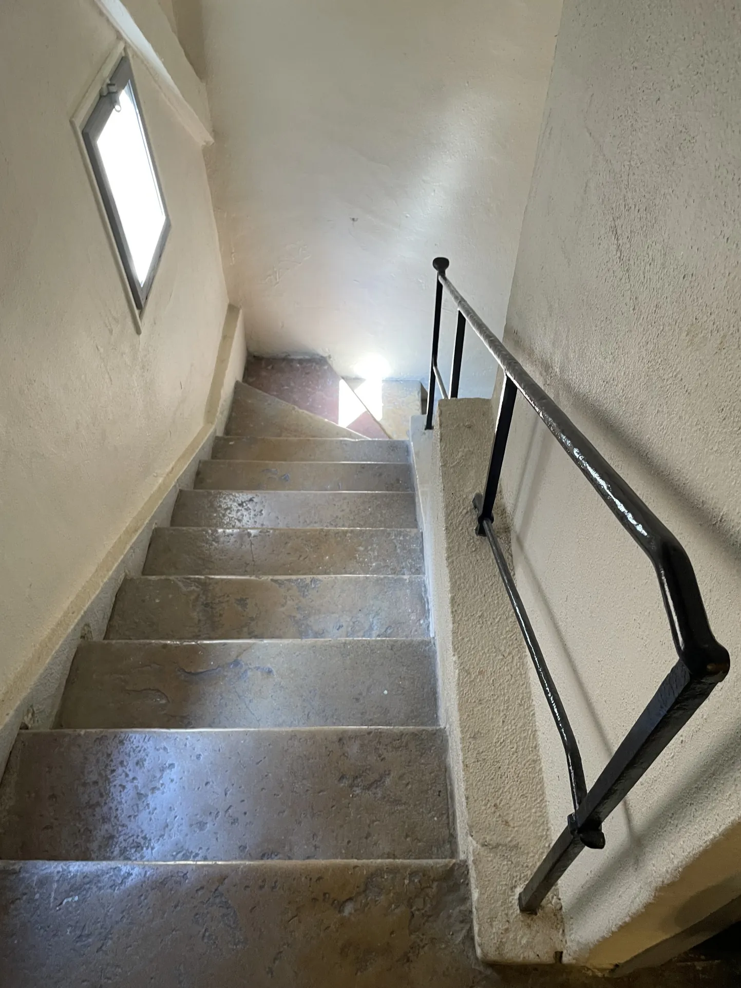 Immeuble à Dijon Centre-Ville avec 4 Appartements Meublés et Travaux à Prévoir 