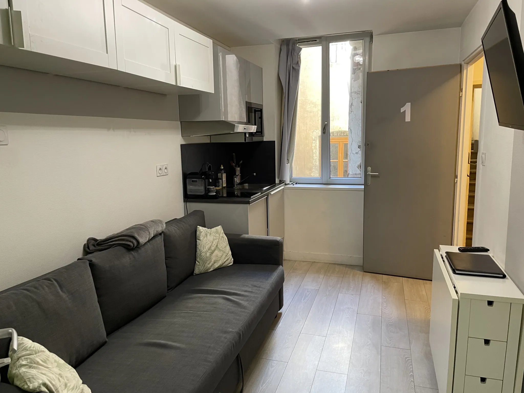 Immeuble à Dijon Centre-Ville avec 4 Appartements Meublés et Travaux à Prévoir 