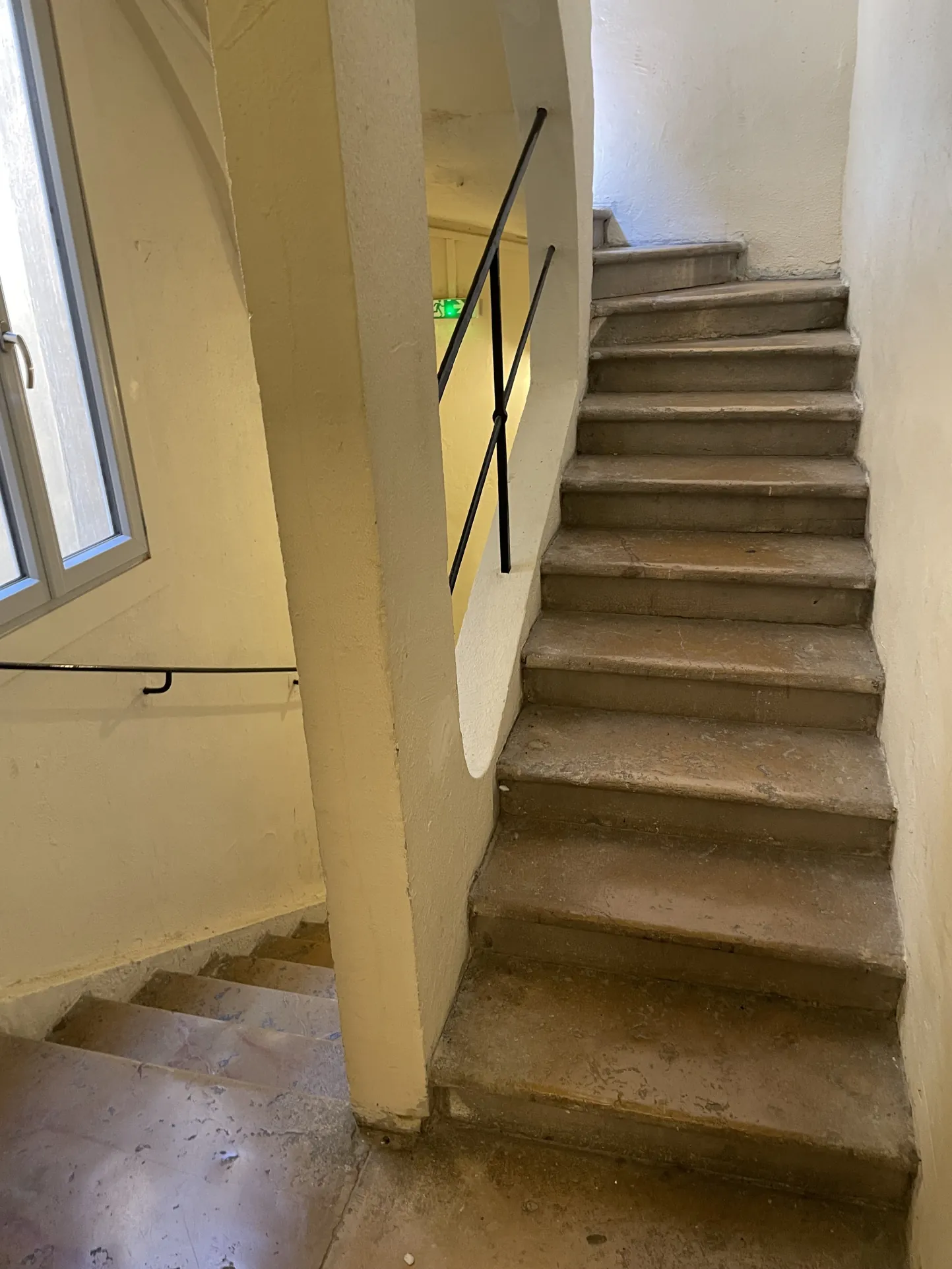 Immeuble à Dijon Centre-Ville avec 4 Appartements Meublés et Travaux à Prévoir 