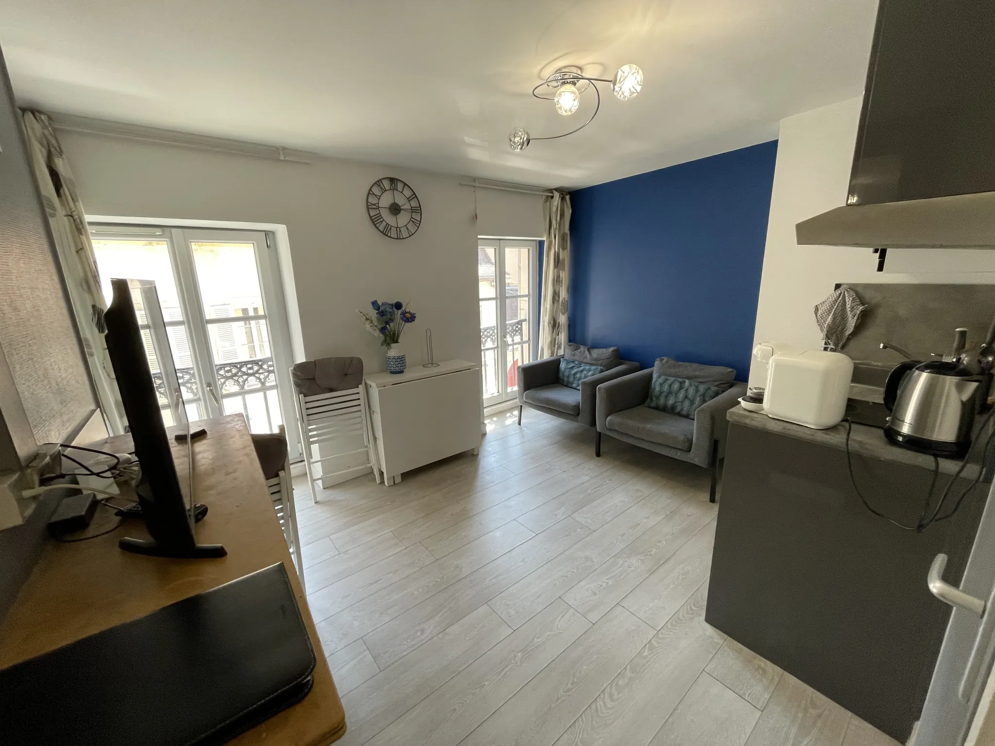 Immeuble à Dijon Centre-Ville avec 4 Appartements Meublés et Travaux à Prévoir 