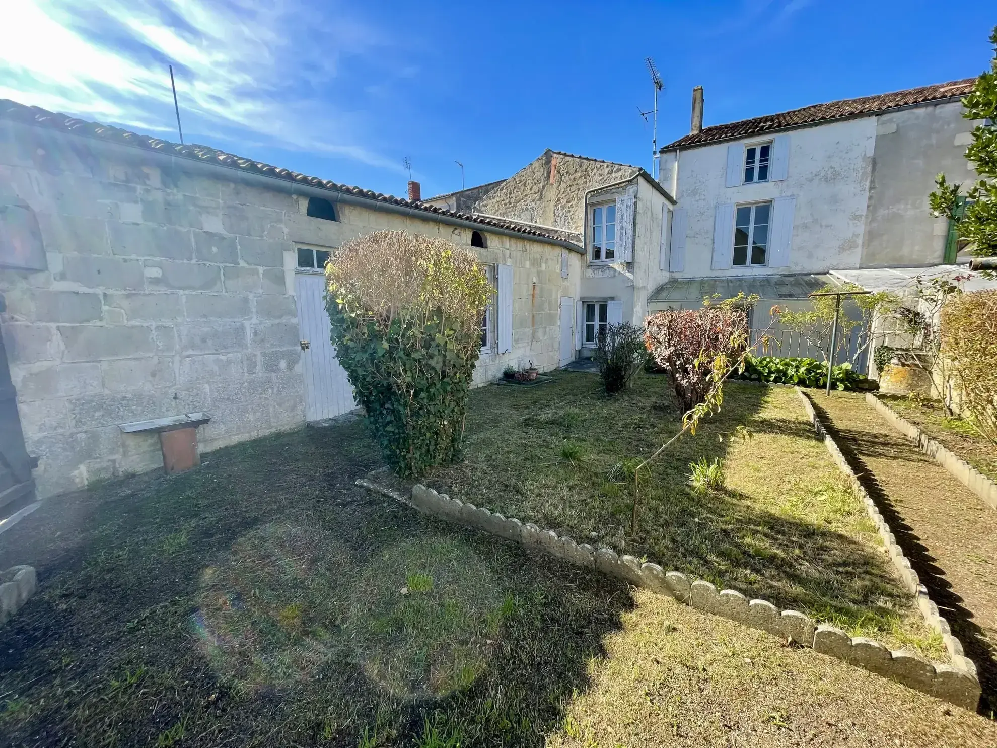 Maison familiale de 147 m² à Saint-Savinien avec jardin et garage
