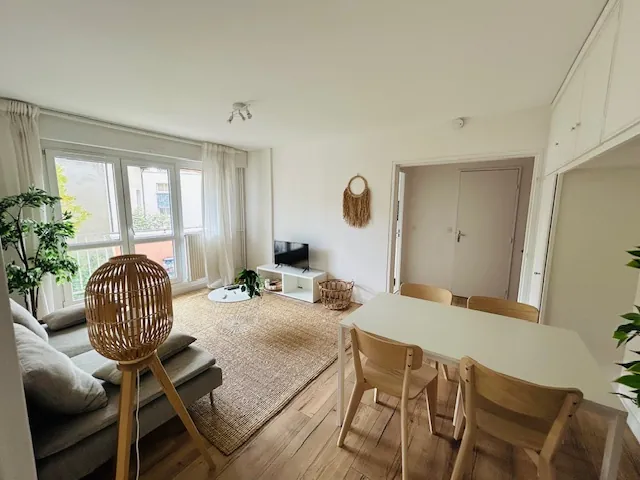 Appartement T2 meublé avec balcon et parking à Saint-Étienne 