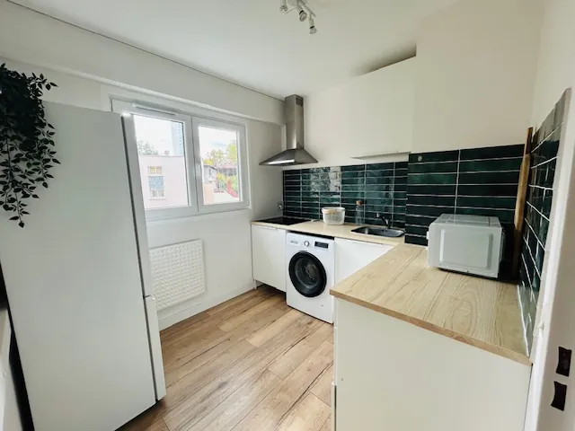 Appartement T2 meublé avec balcon et parking à Saint-Étienne 