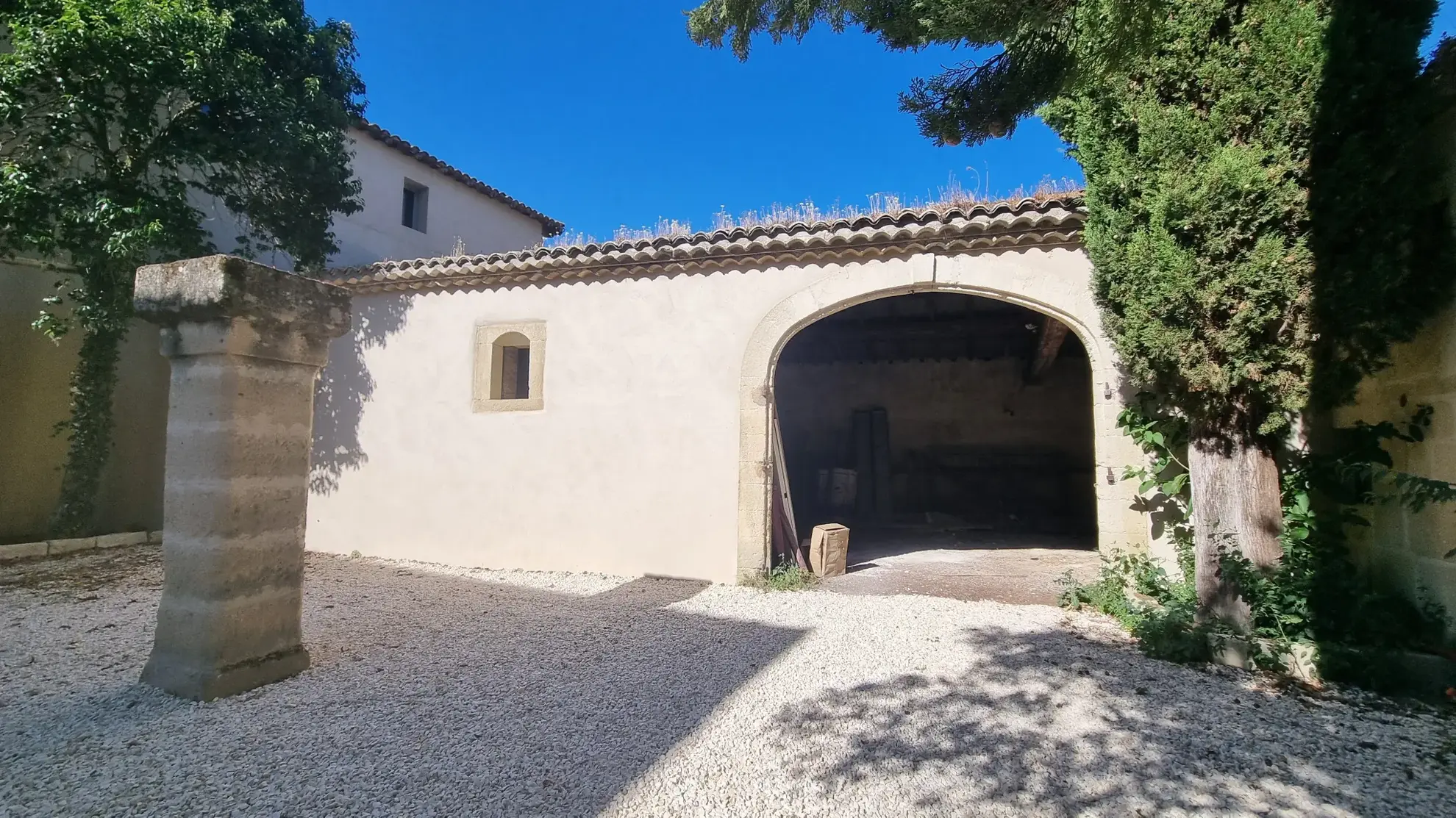 Garage de 140 m² en centre-ville de Sommières - Opportunité à saisir