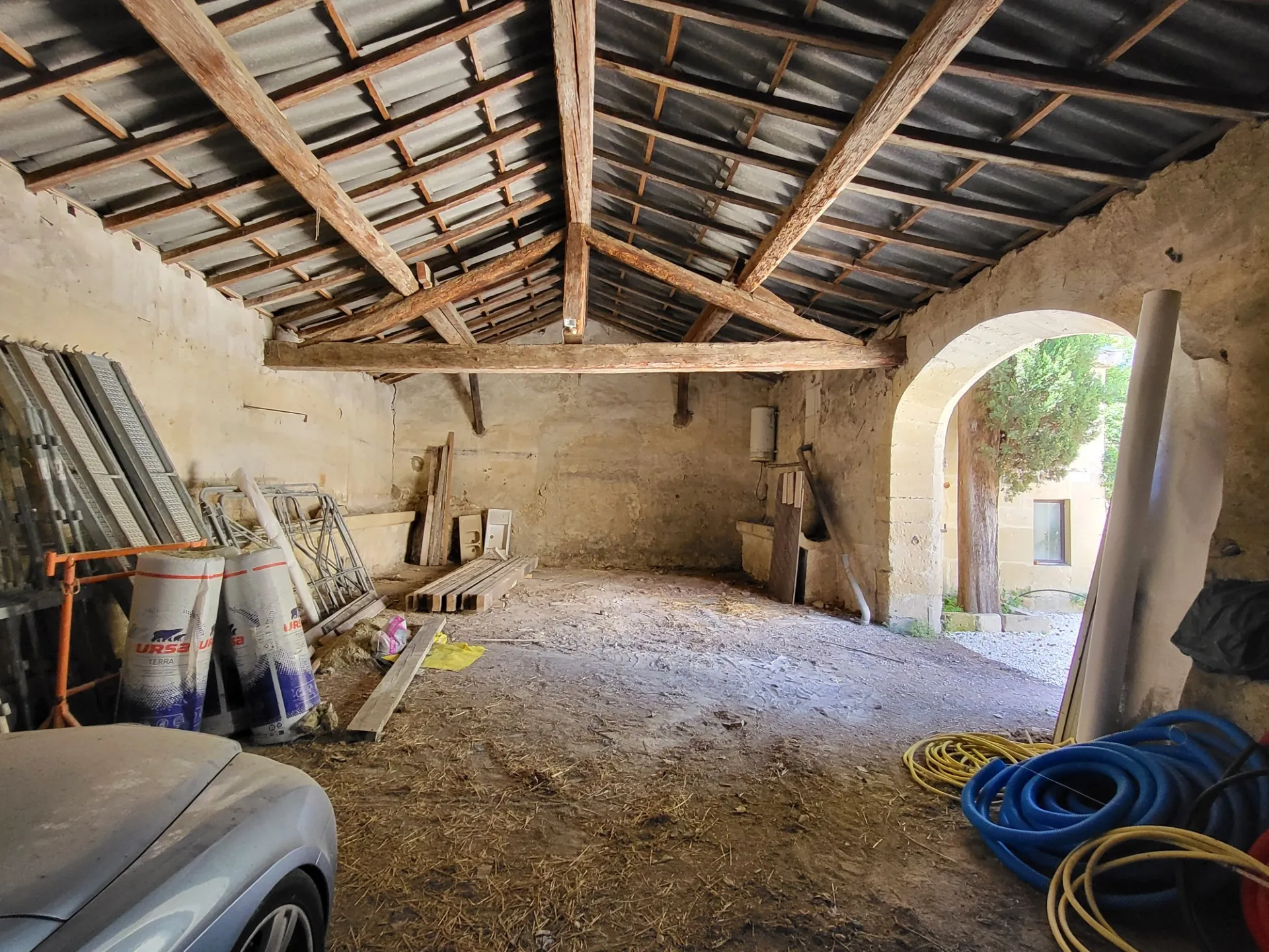 Garage de 140 m² à vendre au centre-ville de Sommières 