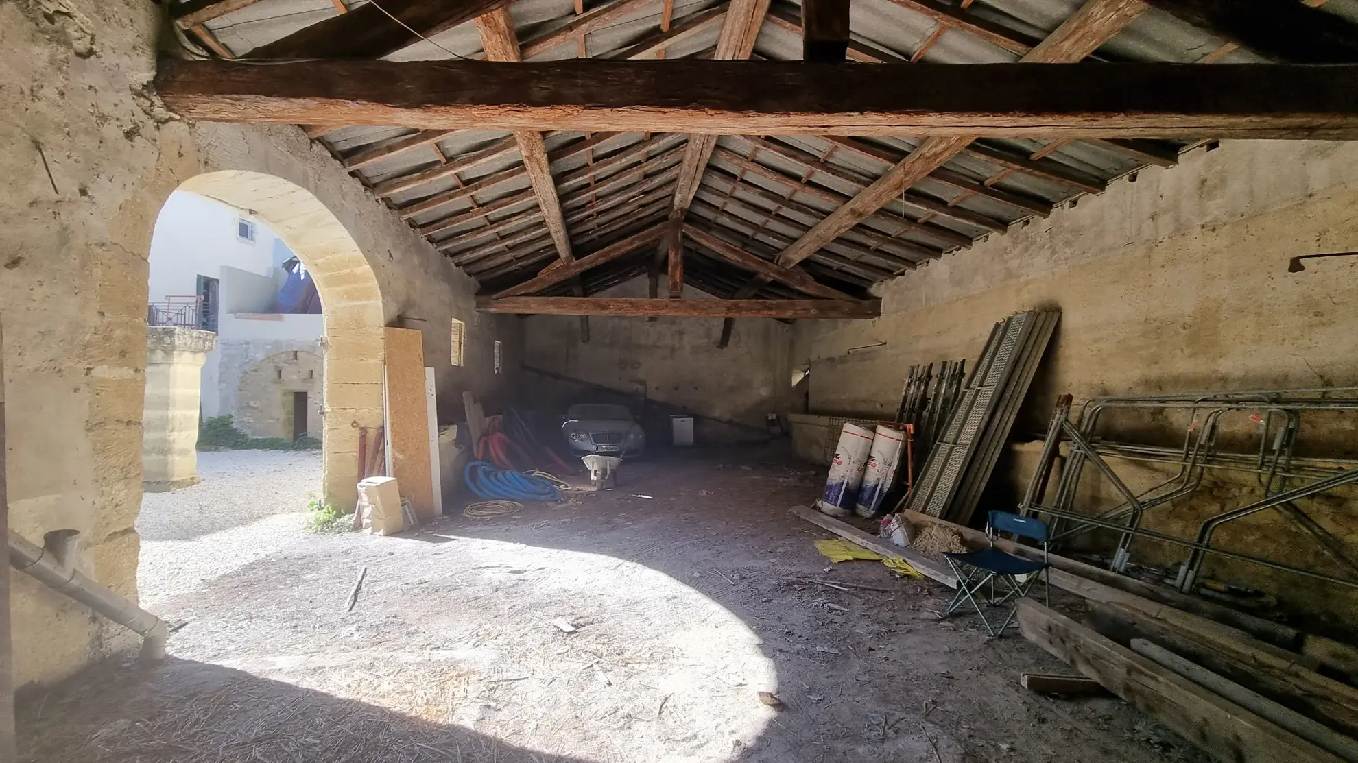 Garage de 140 m² à vendre au centre-ville de Sommières 