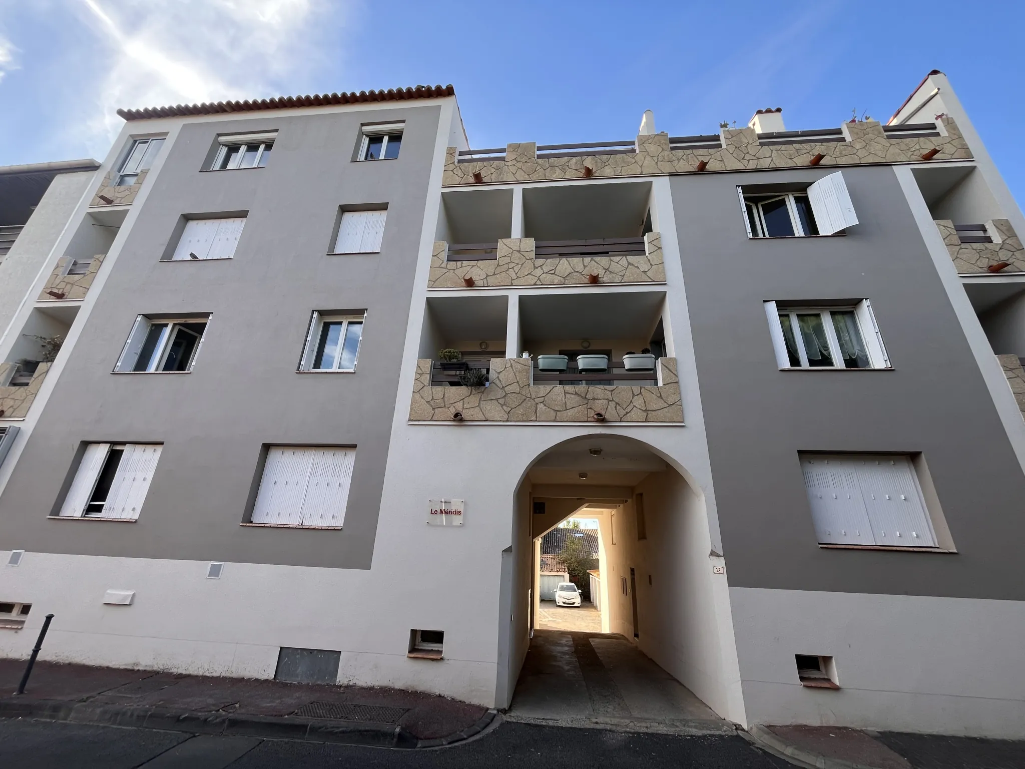 Appartement T3 à Agde avec balcons et cave, proximité mairie 