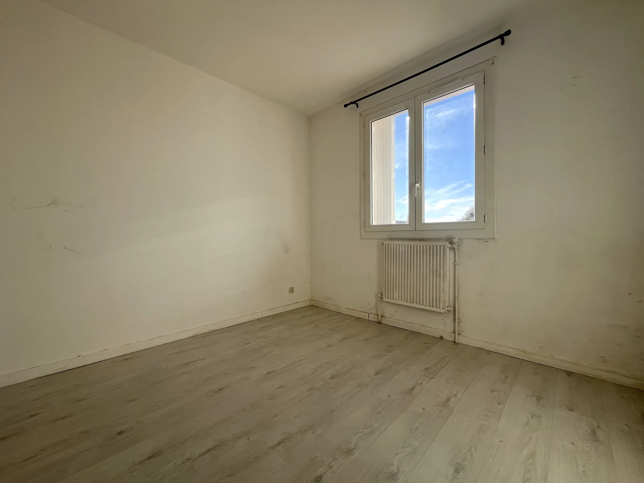 Appartement T3 à Agde avec balcons et cave, proximité mairie 
