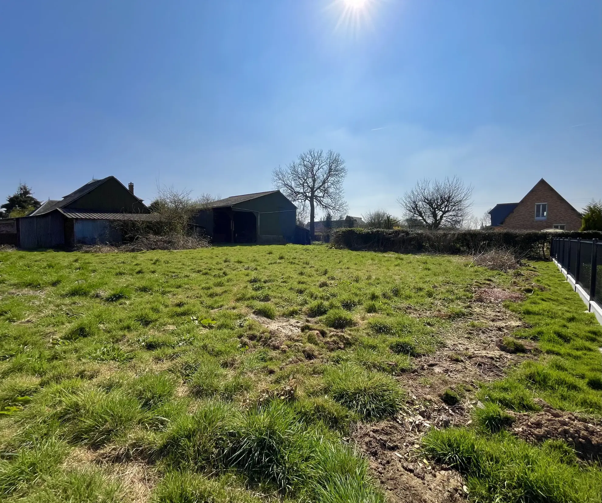 Terrain constructible de 1283 m² avec grange à Buchy - Opportunité à saisir