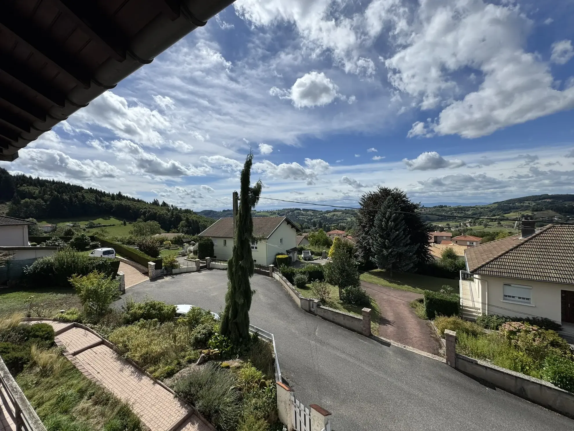 Maison familiale à Cours avec jardin et vue dégagée - Bien immobilier à vendre 