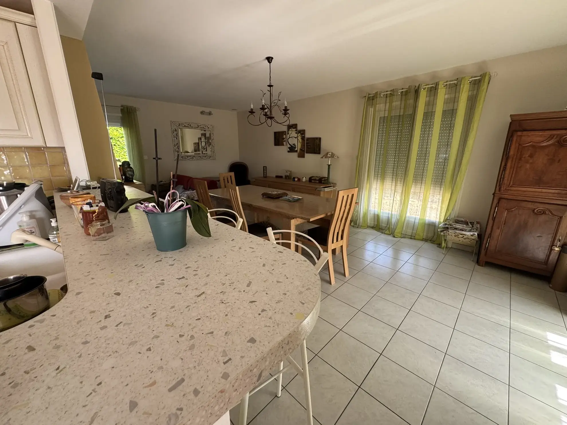 Maison familiale à Cours avec jardin et vue dégagée - Bien immobilier à vendre 