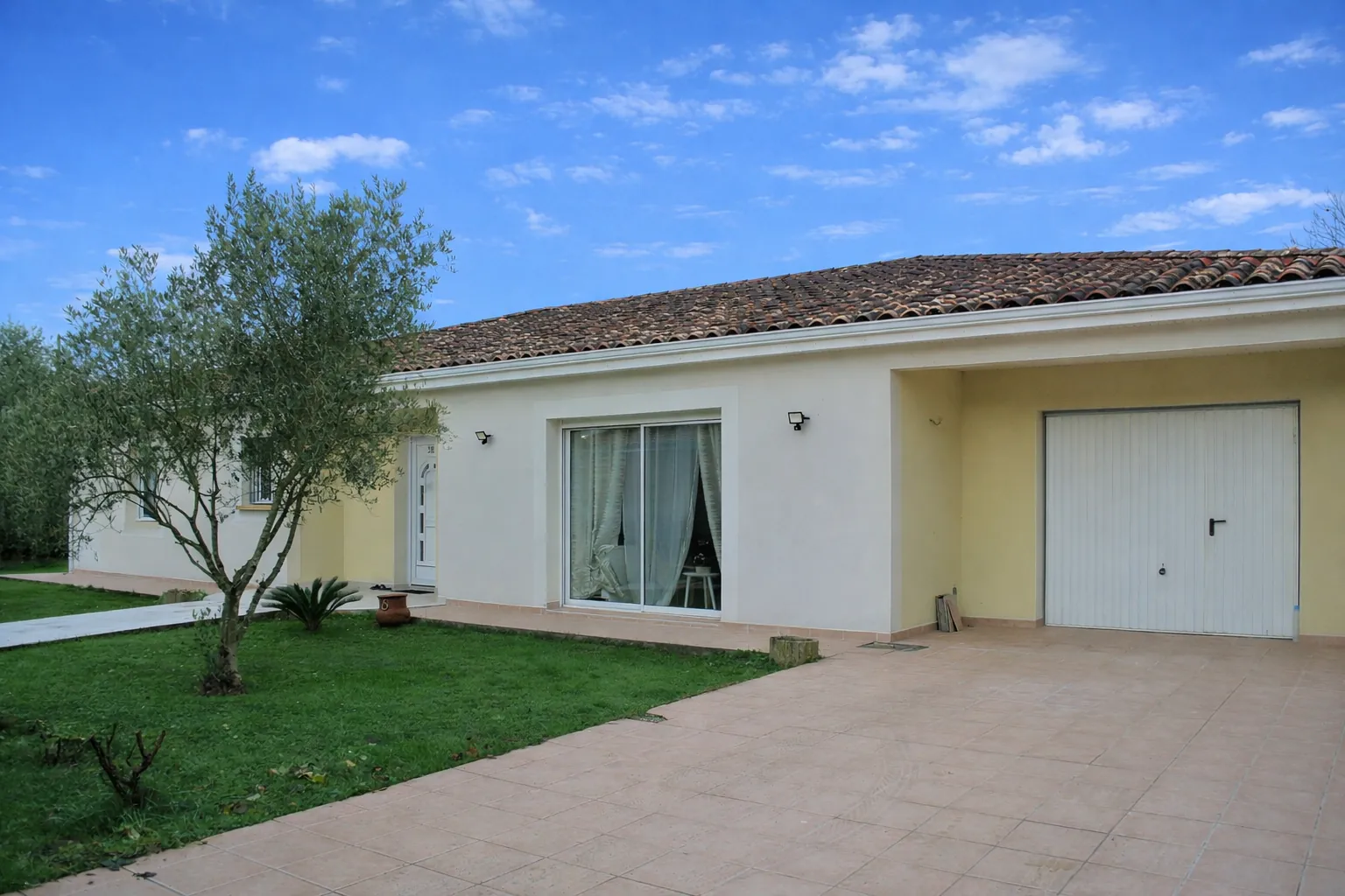 Villa moderne avec 4 chambres à Marmande, jardin clos, confort énergétique optimal 