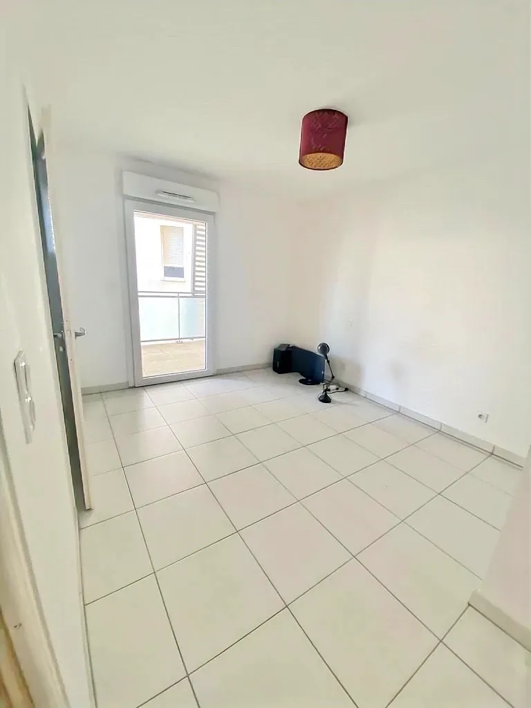 Appartement T2 à vendre à Montpellier Port Marianne avec parking et terrasse - Investissement sûr 