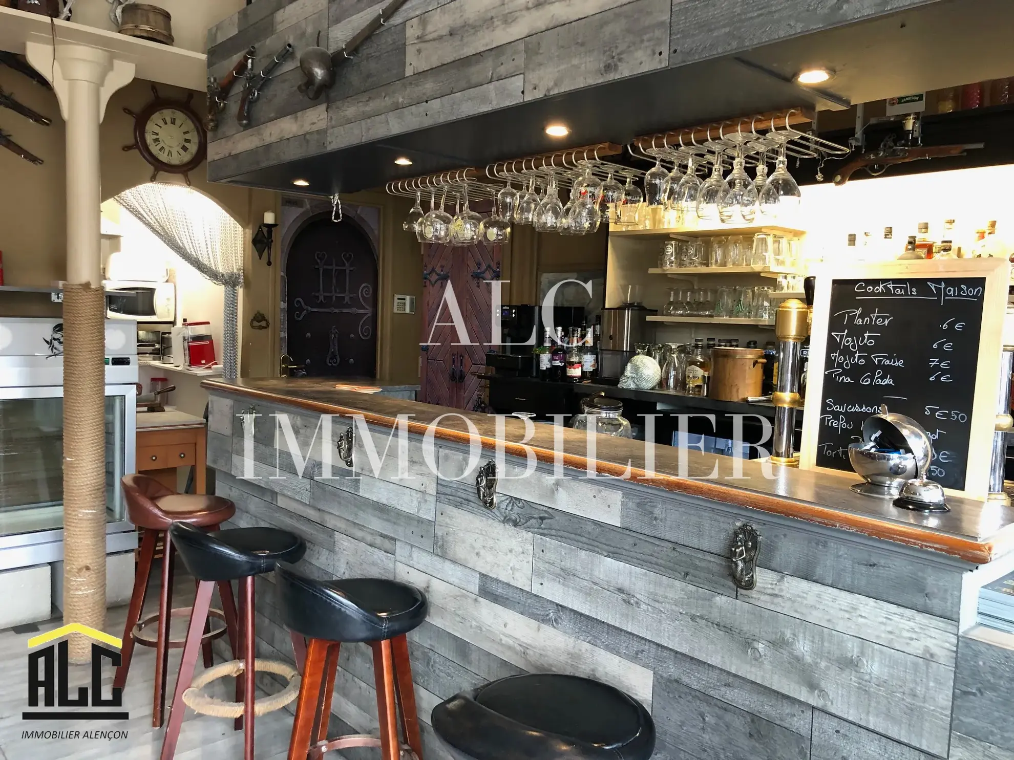 Fonds de commerce à vendre en centre-ville d'Alençon avec terrasse et appartement