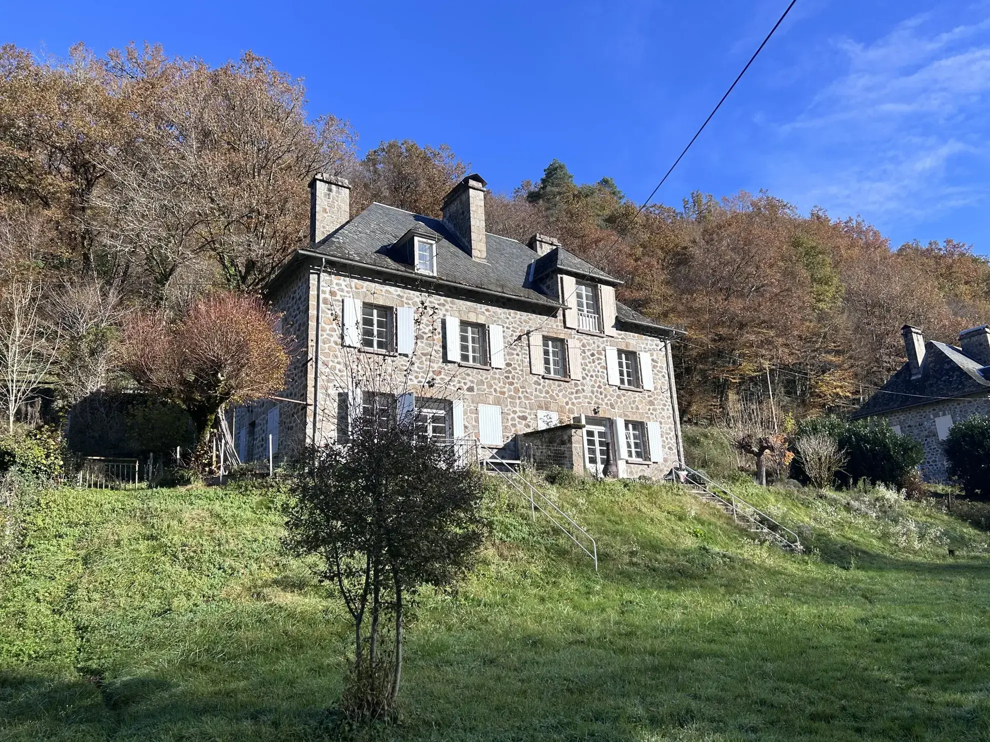 Magnifique maison en pierre avec terrasse et piscine à Servières le Château 