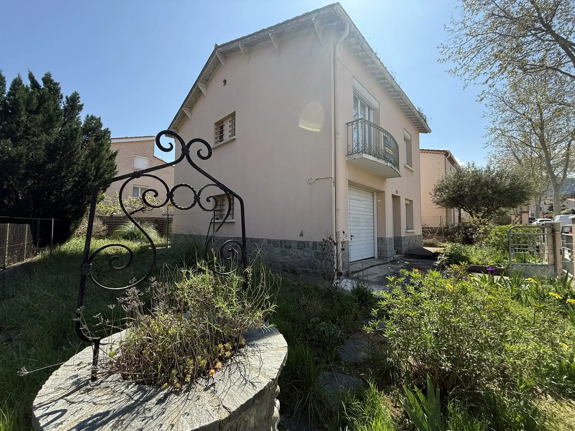 Maison de 4 chambres à Céret avec garage et potentiel indépendant 