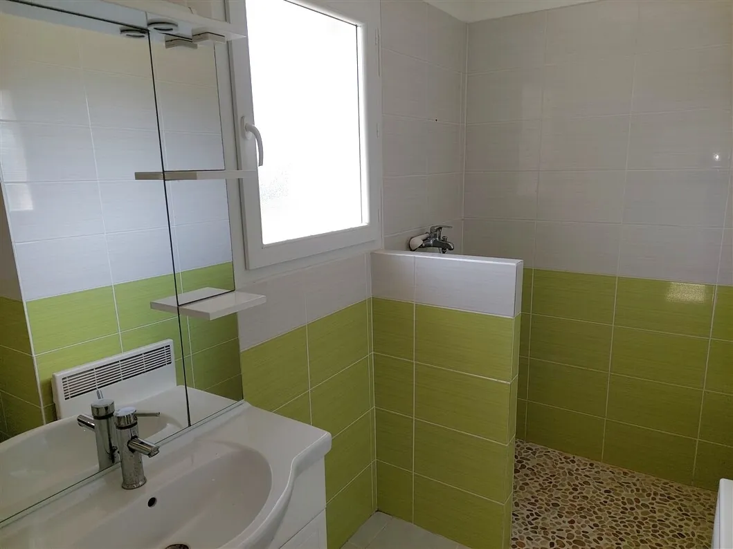 Maison contemporaine à Bazas avec jardin de 2500 m² et vue dégagée 