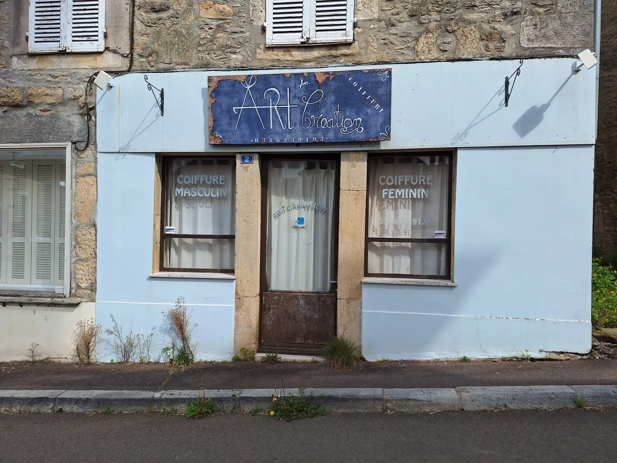 Maison avec commerce au cœur du village bourguignon - Opportunité d'investissement 