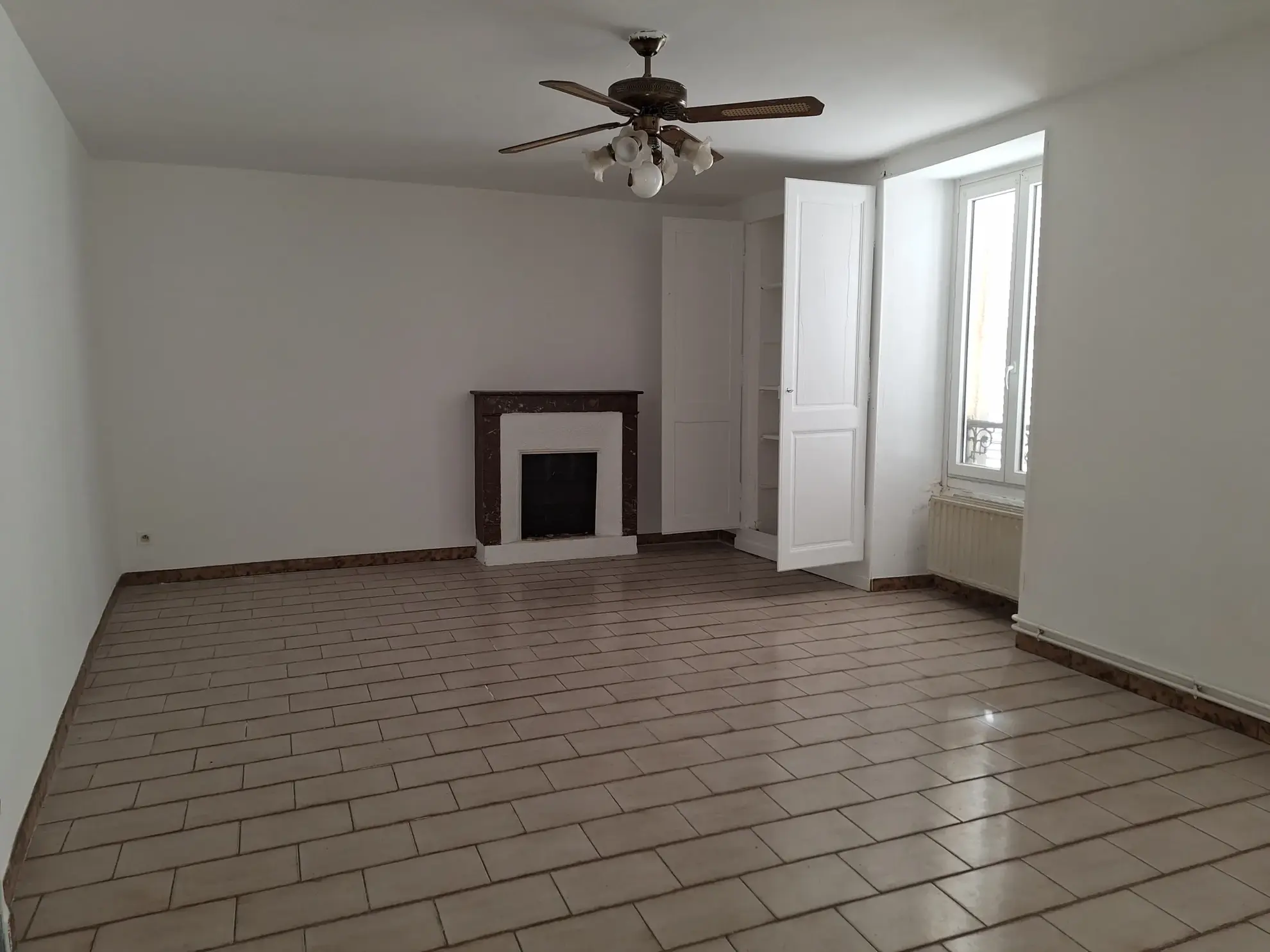 Maison avec commerce au cœur du village bourguignon - Opportunité d'investissement 