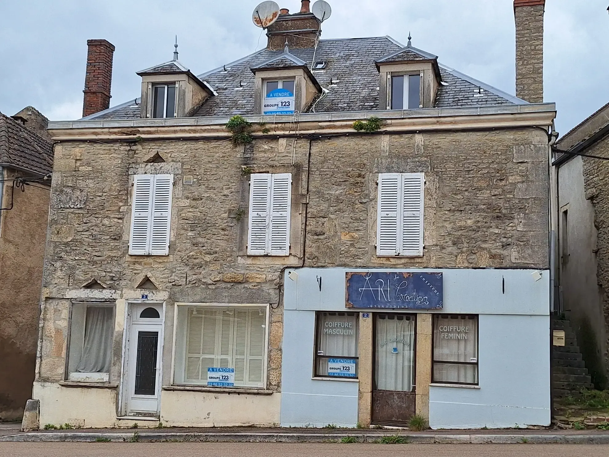 Maison avec commerce au cœur du village bourguignon - Opportunité d'investissement