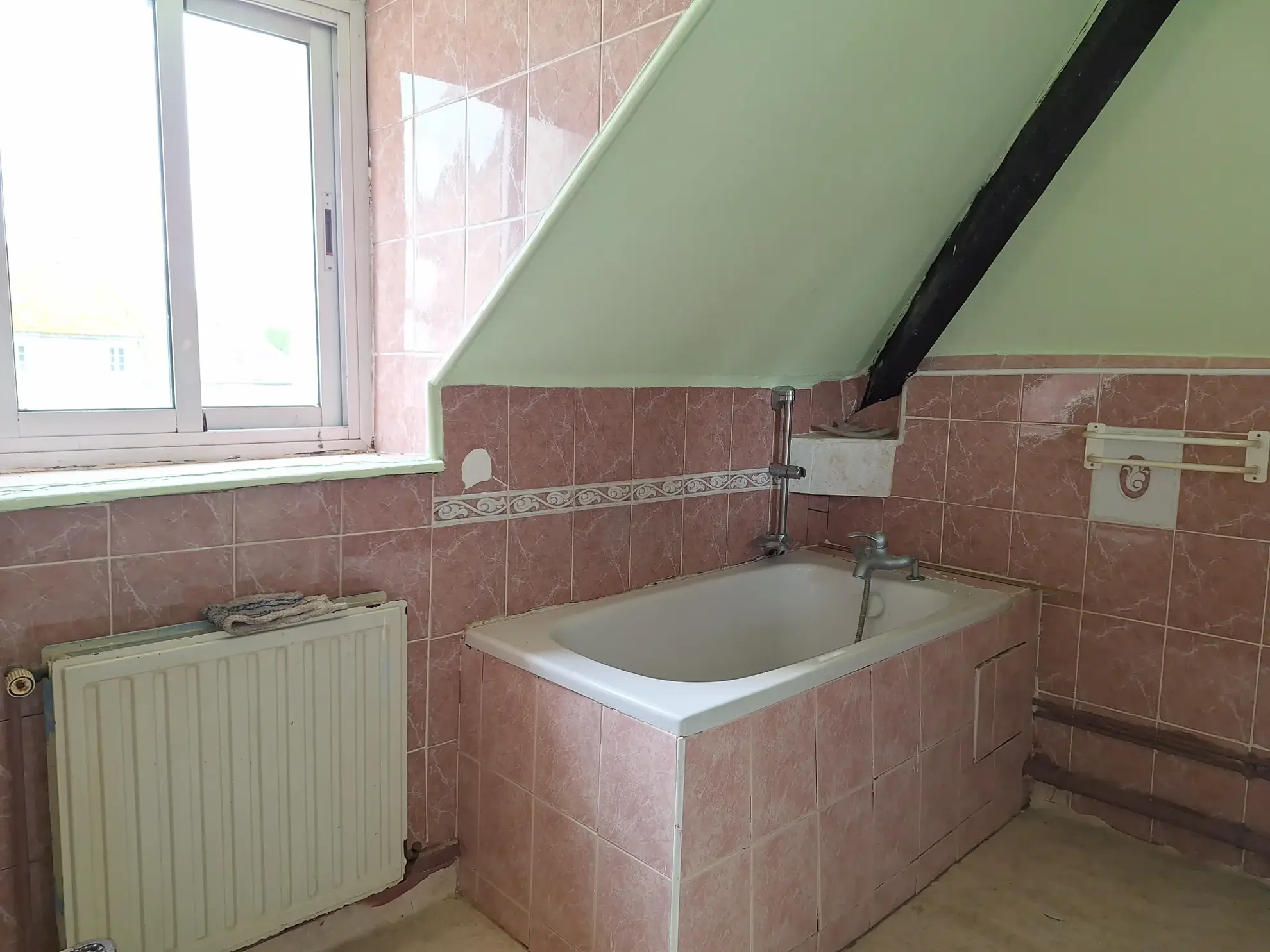 Maison avec commerce au cœur du village bourguignon - Opportunité d'investissement 