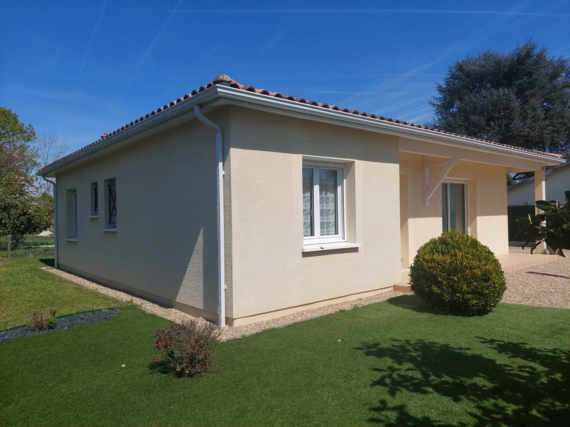 Maison contemporaine de plain-pied à Toulenne proche gare et autoroute 