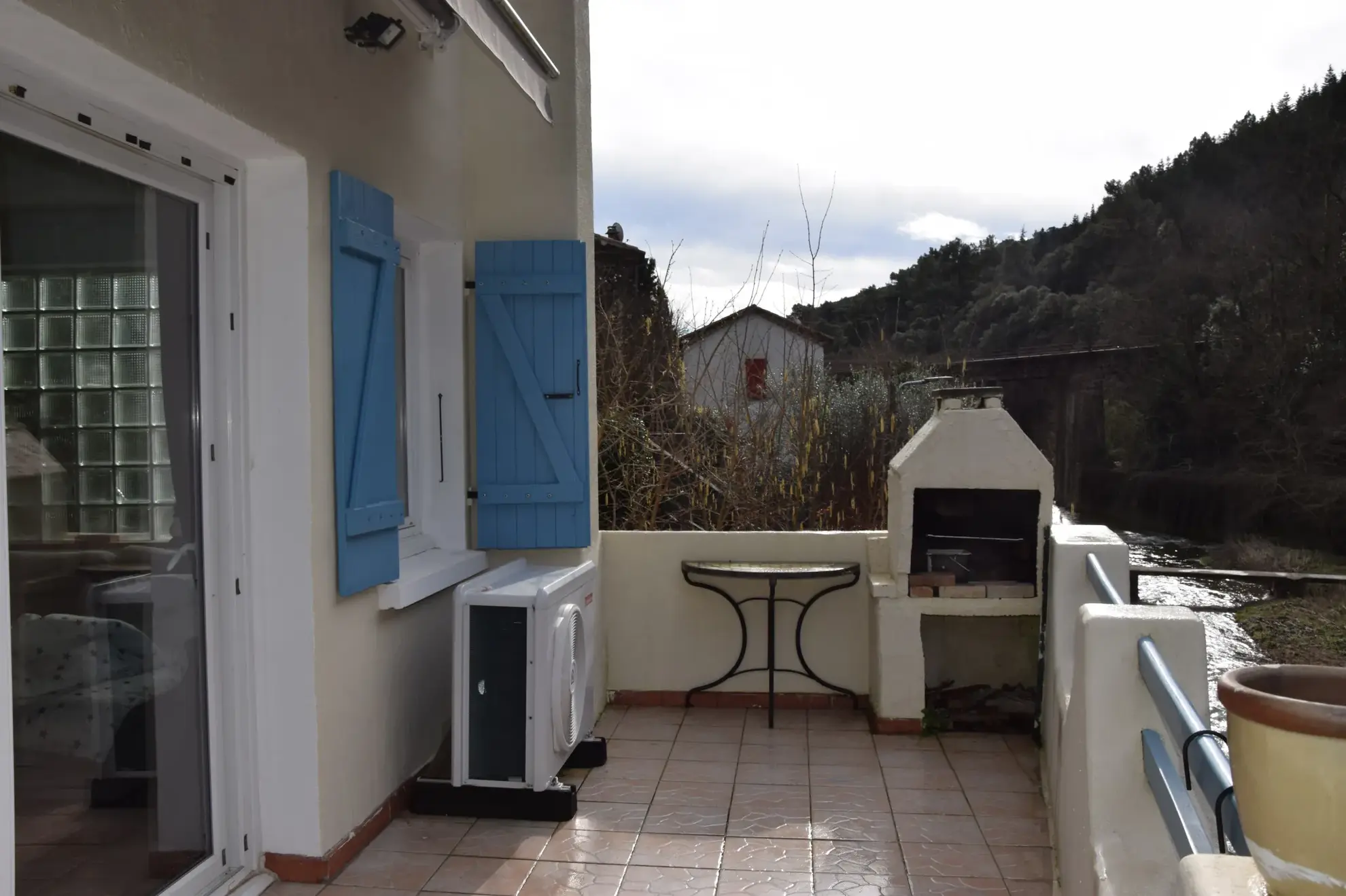 Charmante maison de village avec terrasse et vue rivière à Saint Jean de Valériscle 