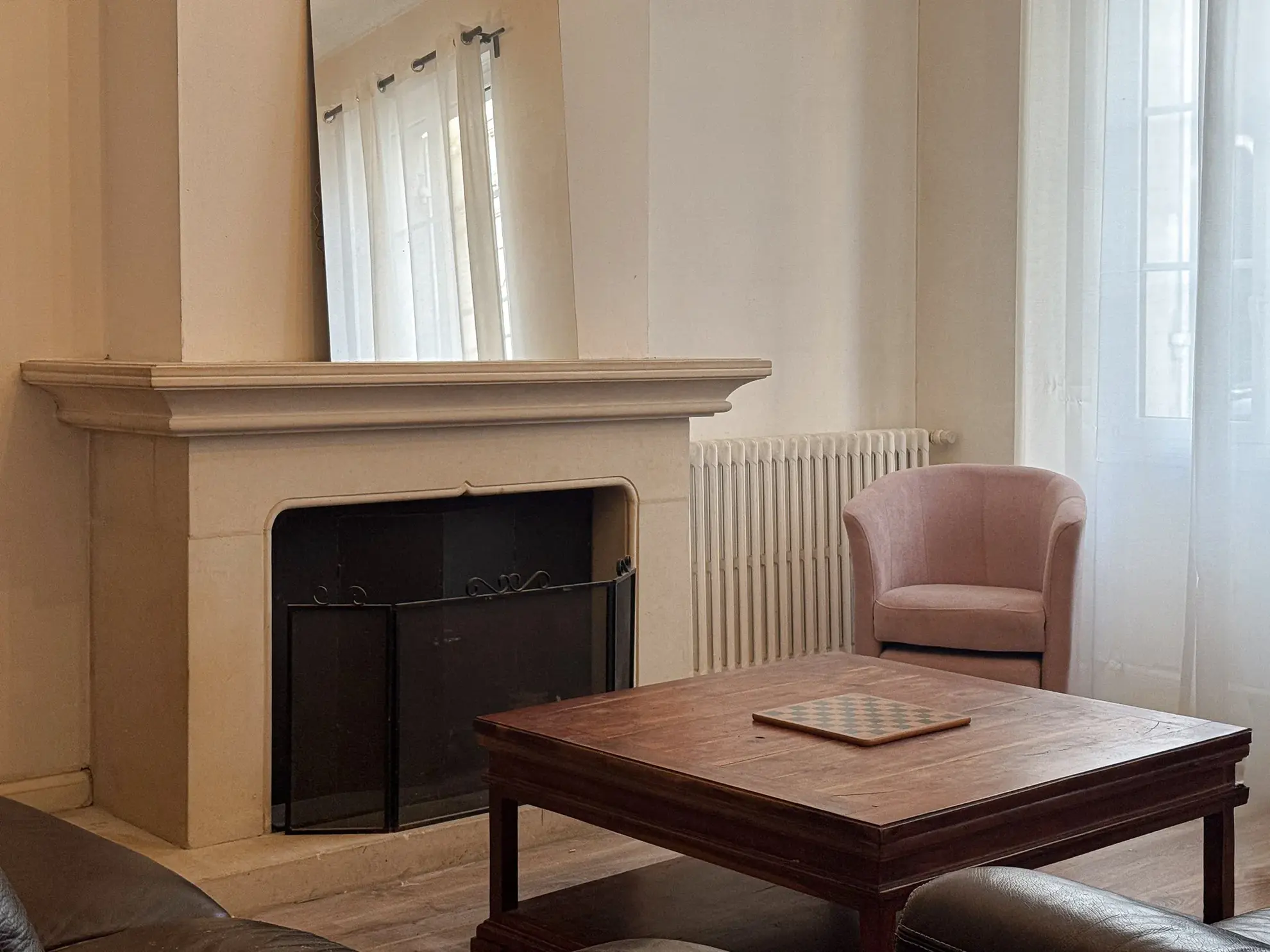 Belle maison en pierre avec jardin et vue sur l'abbatiale à Guitres 