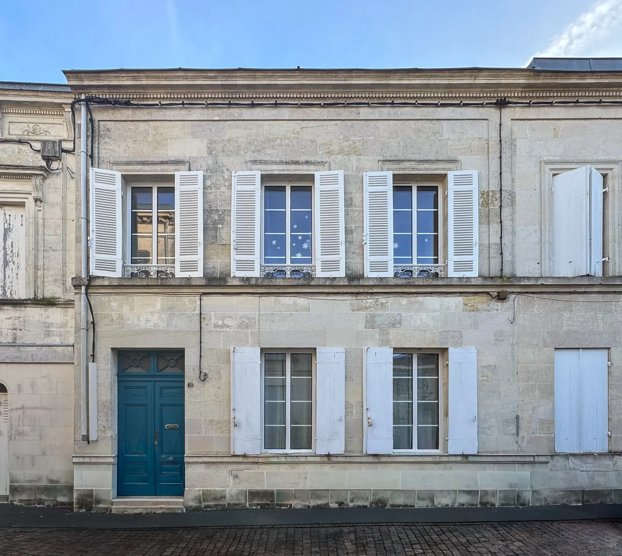 Belle maison en pierre avec jardin et vue sur l'abbatiale à Guitres 