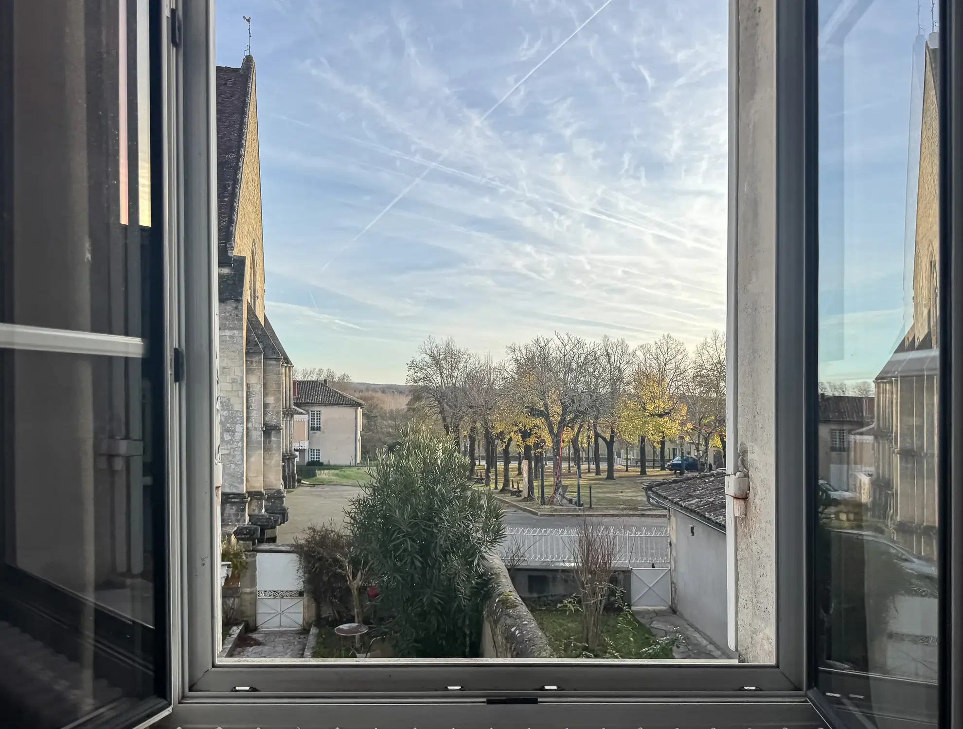 Belle maison en pierre avec jardin et vue sur l'abbatiale à Guitres 