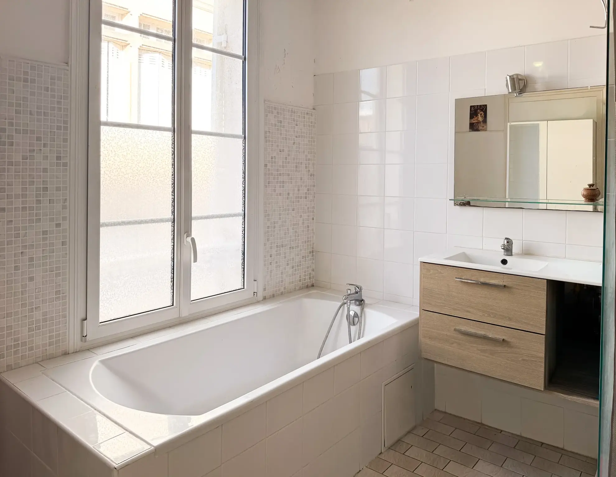 Belle maison en pierre avec jardin et vue sur l'abbatiale à Guitres 