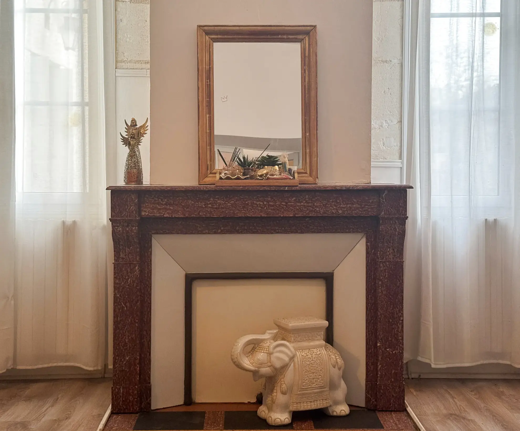 Belle maison en pierre avec jardin et vue sur l'abbatiale à Guitres 