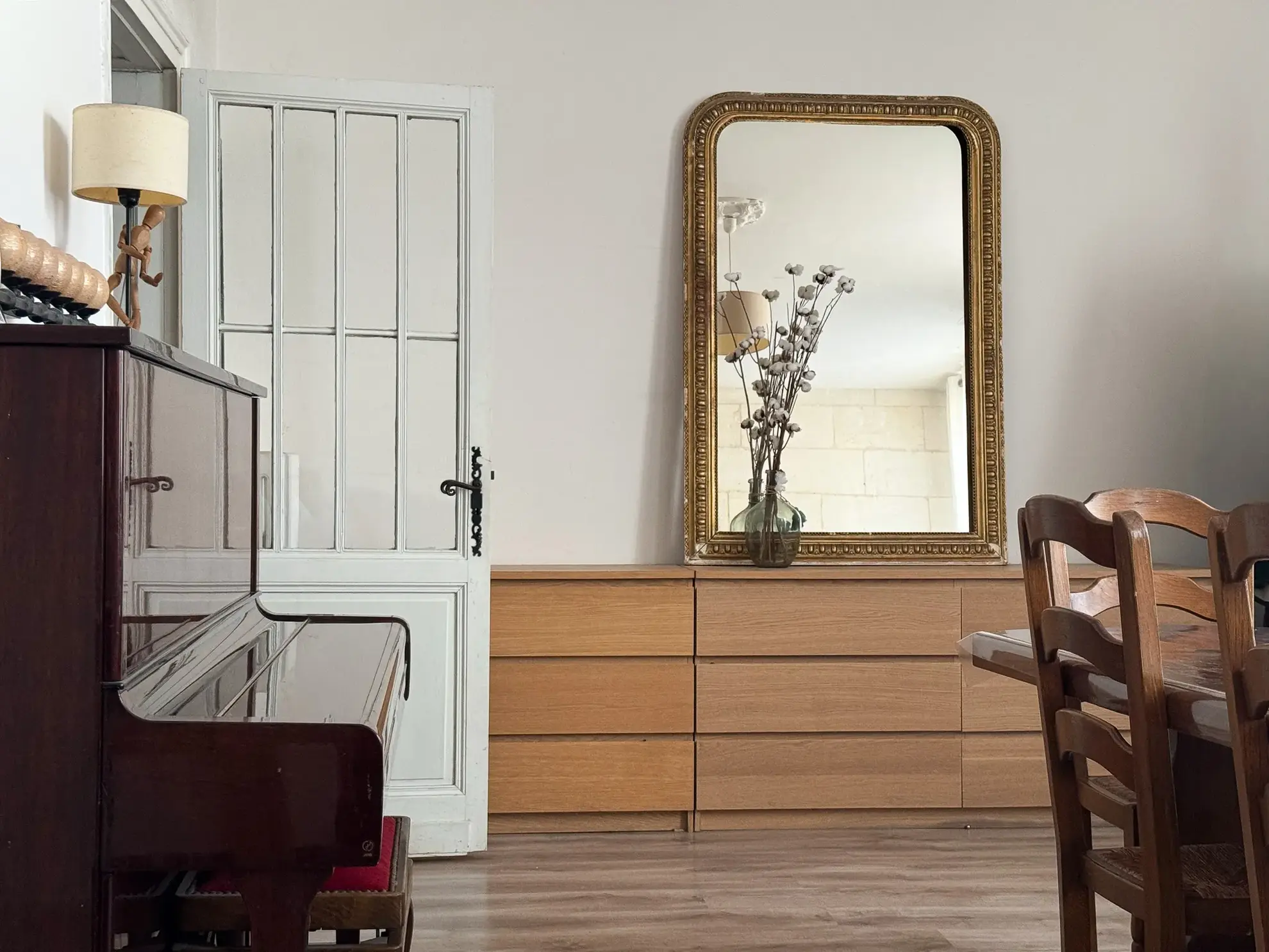 Belle maison en pierre avec jardin et vue sur l'abbatiale à Guitres 