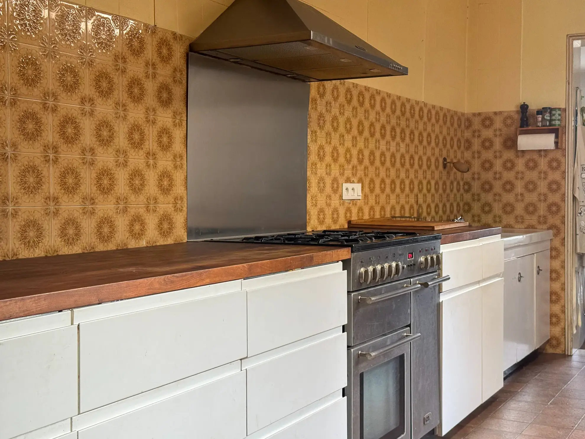 Belle maison en pierre avec jardin et vue sur l'abbatiale à Guitres 