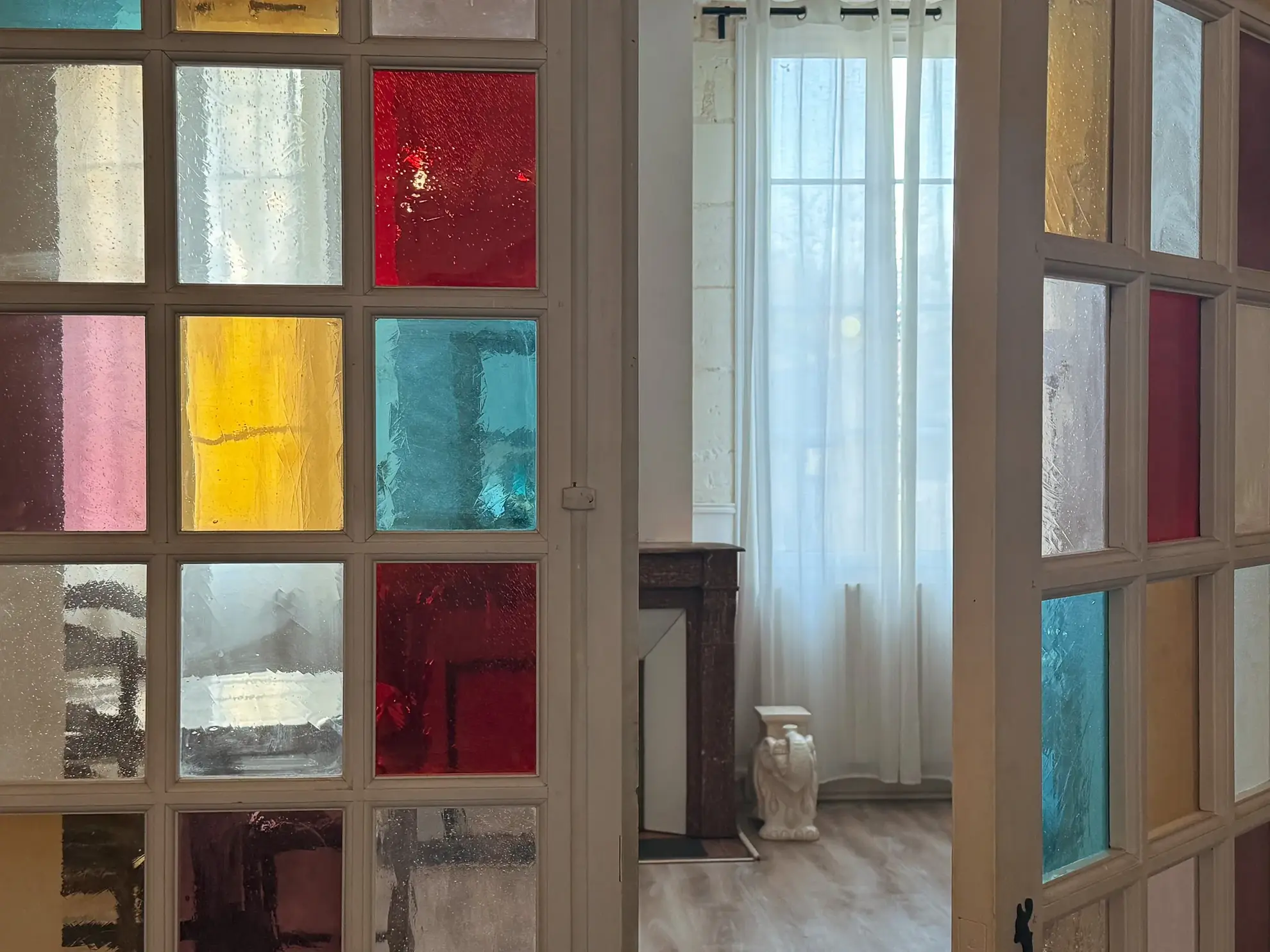 Belle maison en pierre avec jardin et vue sur l'abbatiale à Guitres 