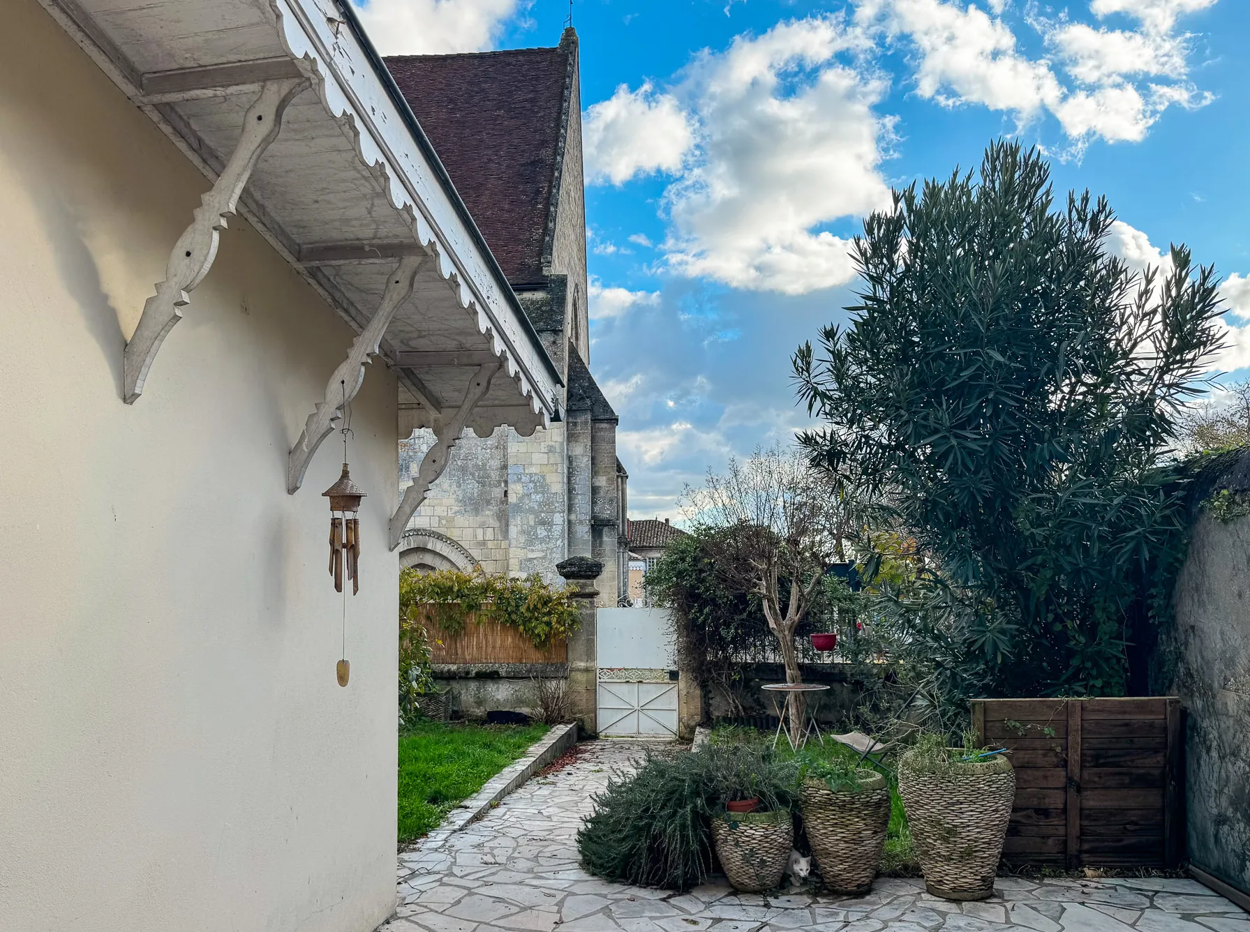 Belle maison en pierre avec jardin et vue sur l'abbatiale à Guitres 
