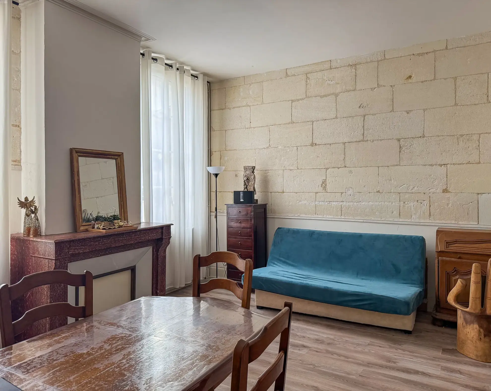 Belle maison en pierre avec jardin et vue sur l'abbatiale à Guitres 
