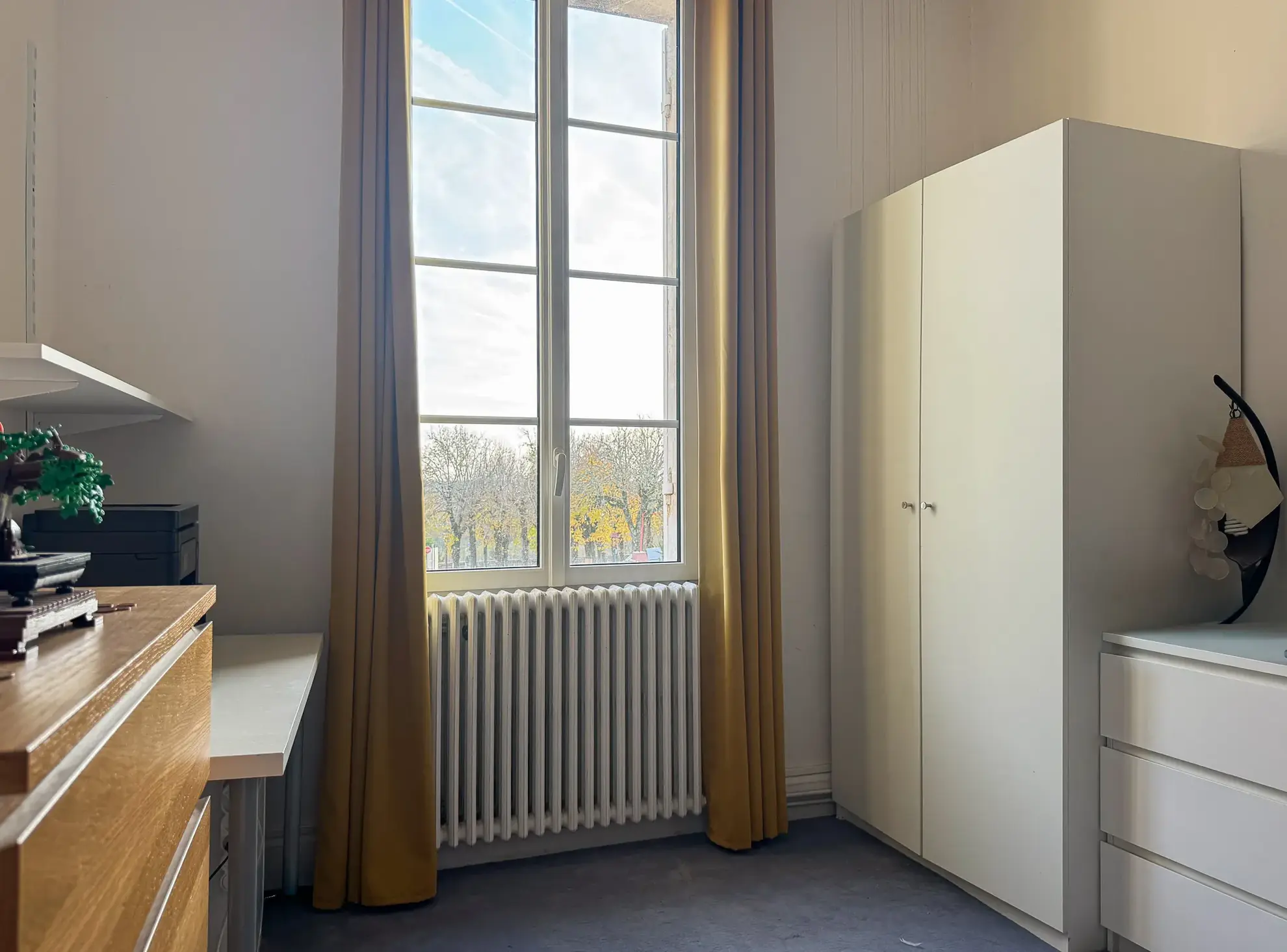 Belle maison en pierre avec jardin et vue sur l'abbatiale à Guitres 