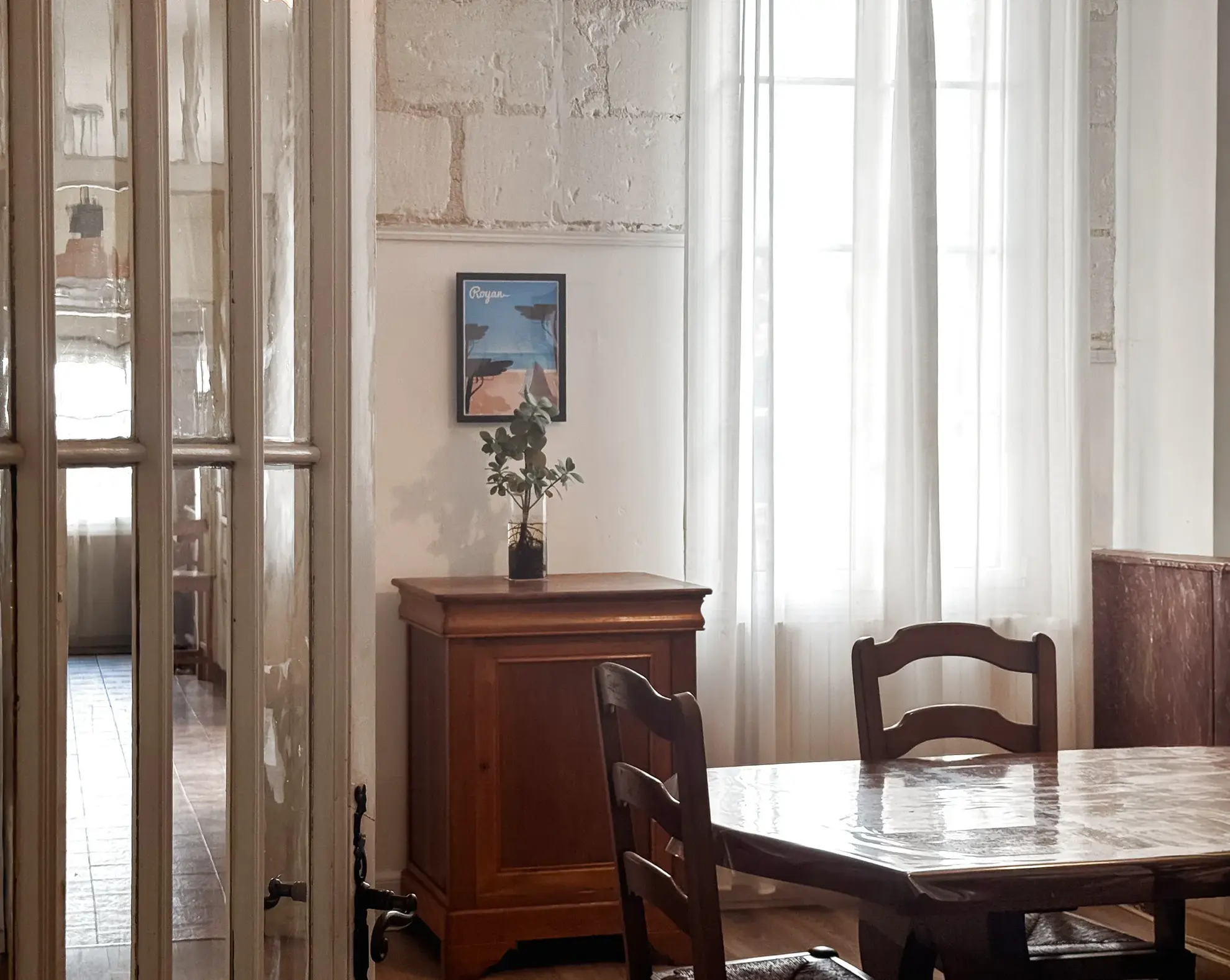Belle maison en pierre avec jardin et vue sur l'abbatiale à Guitres 