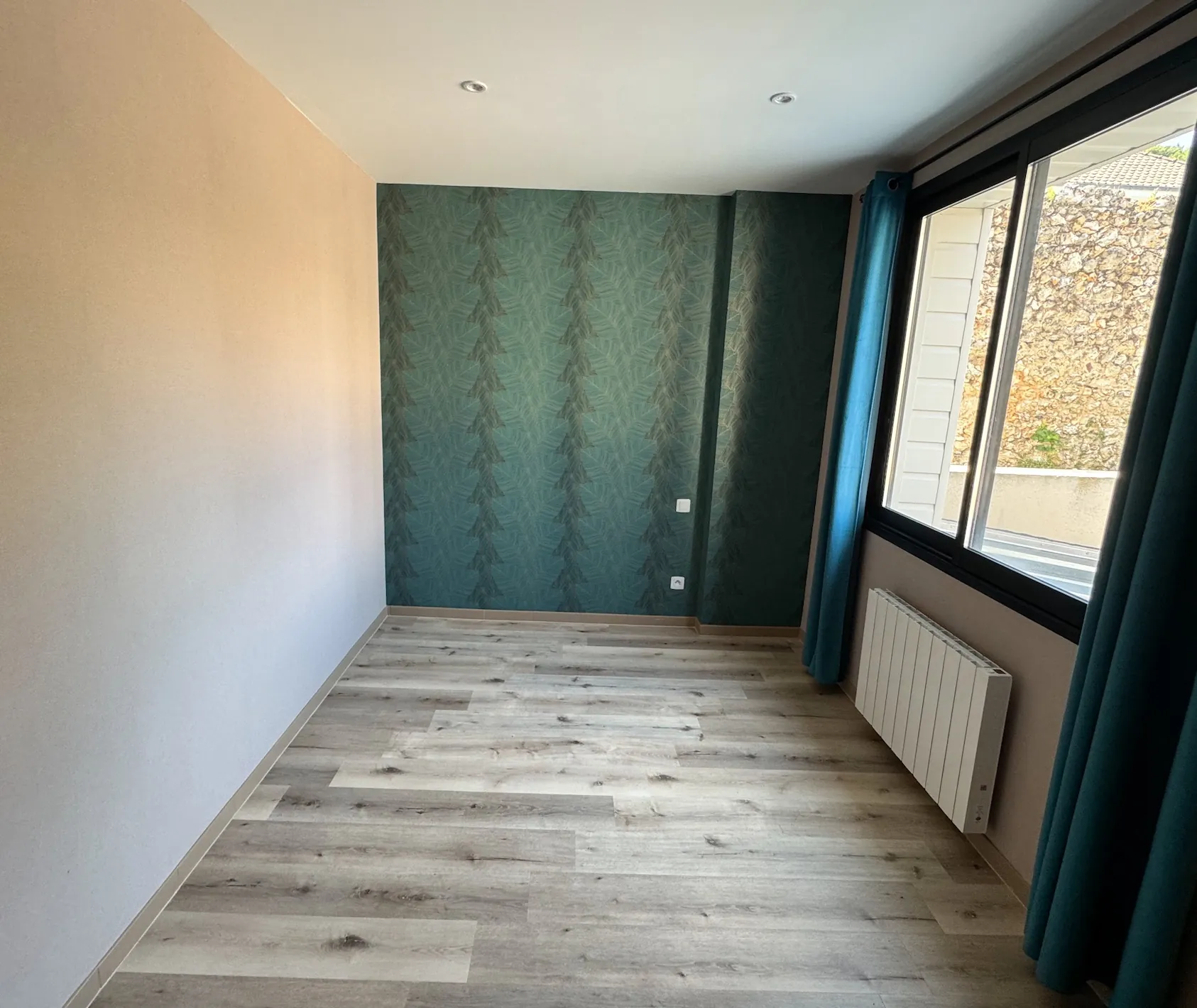 Appartement rénové avec terrasse, parking privé et cave à Fécamp 