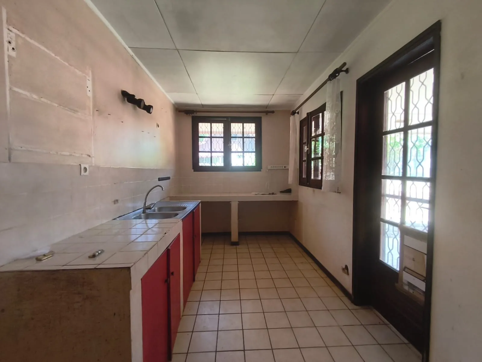 Maison à rénover avec 3 chambres et grand terrain à Cayenne Montabo 