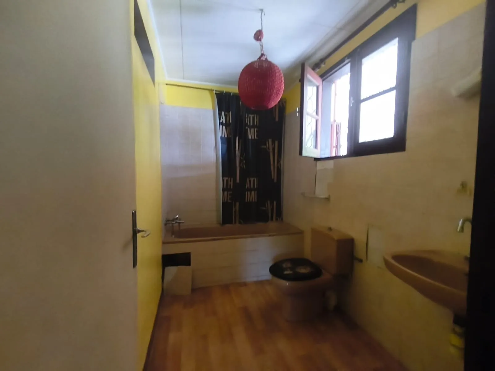 Maison à rénover avec 3 chambres et grand terrain à Cayenne Montabo 