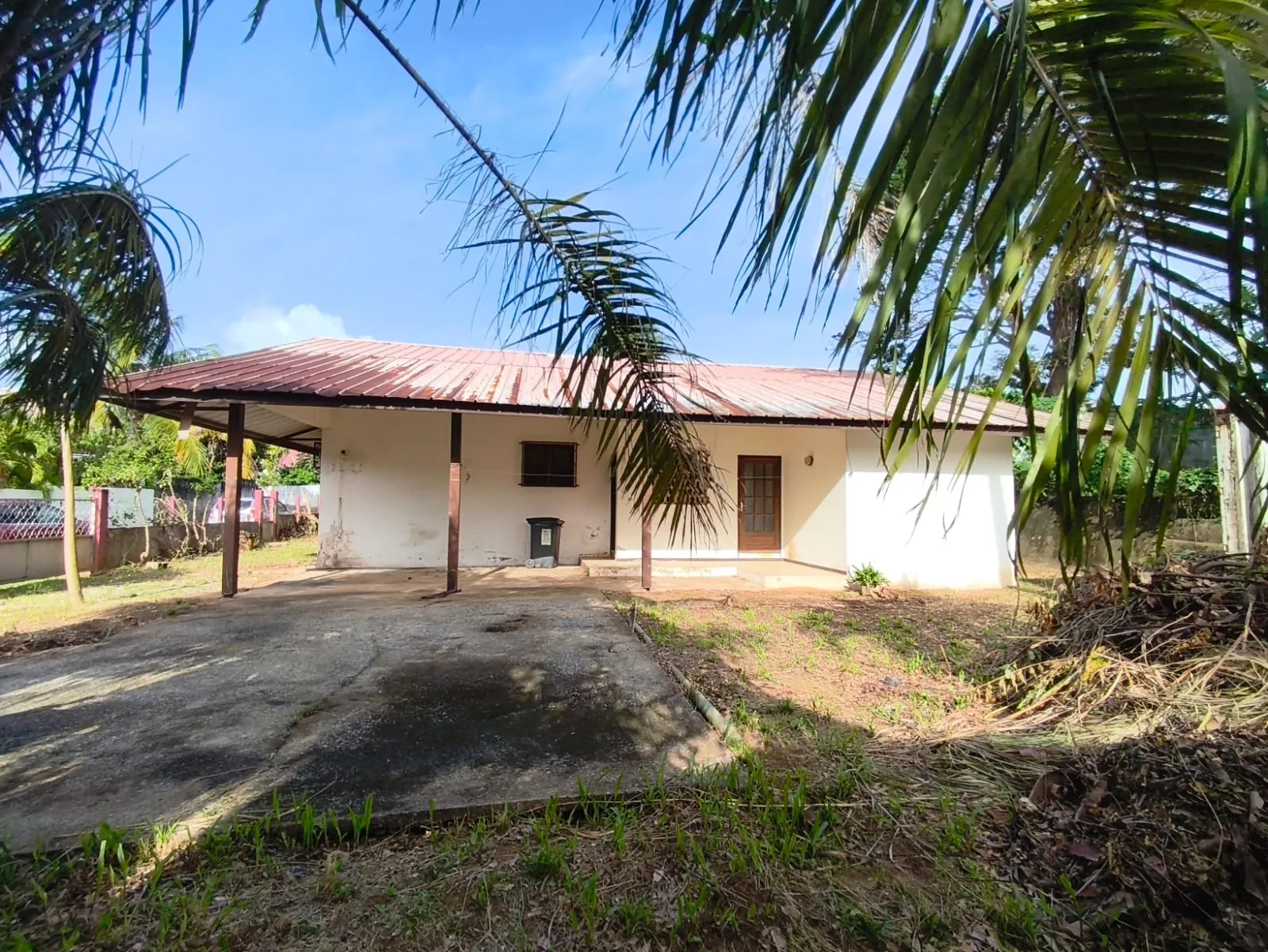 Maison à rénover avec 3 chambres et grand terrain à Cayenne Montabo 