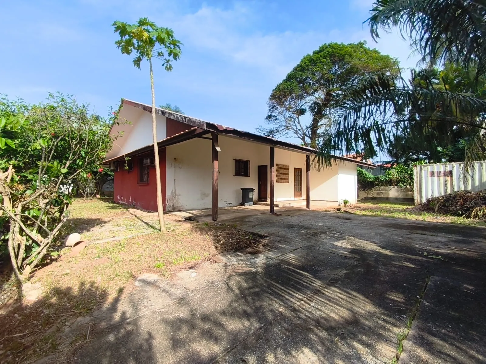 Maison à rénover avec 3 chambres et grand terrain à Cayenne Montabo