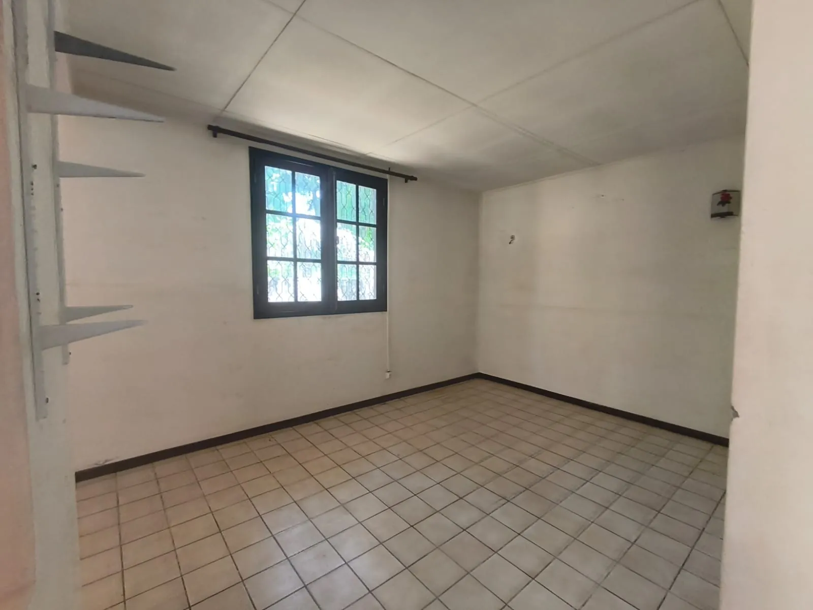 Maison à rénover avec 3 chambres et grand terrain à Cayenne Montabo 