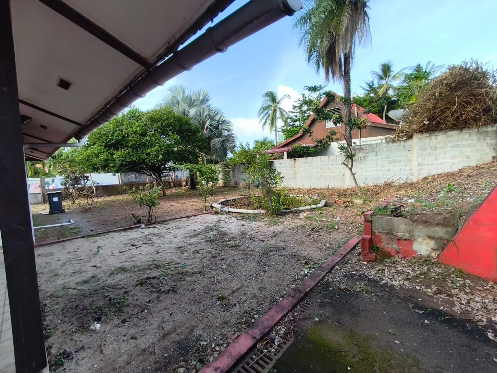 Maison à rénover avec 3 chambres et grand terrain à Cayenne Montabo 
