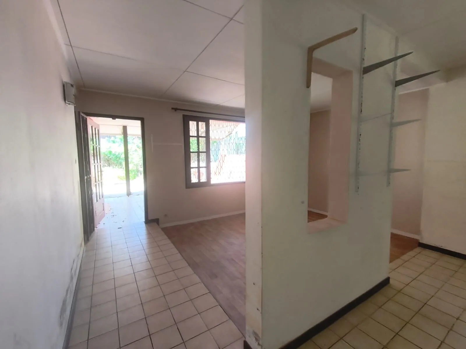 Maison à rénover avec 3 chambres et grand terrain à Cayenne Montabo 